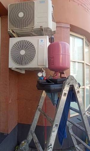 Teknisi Falah Teknik sedang melakukan service AC